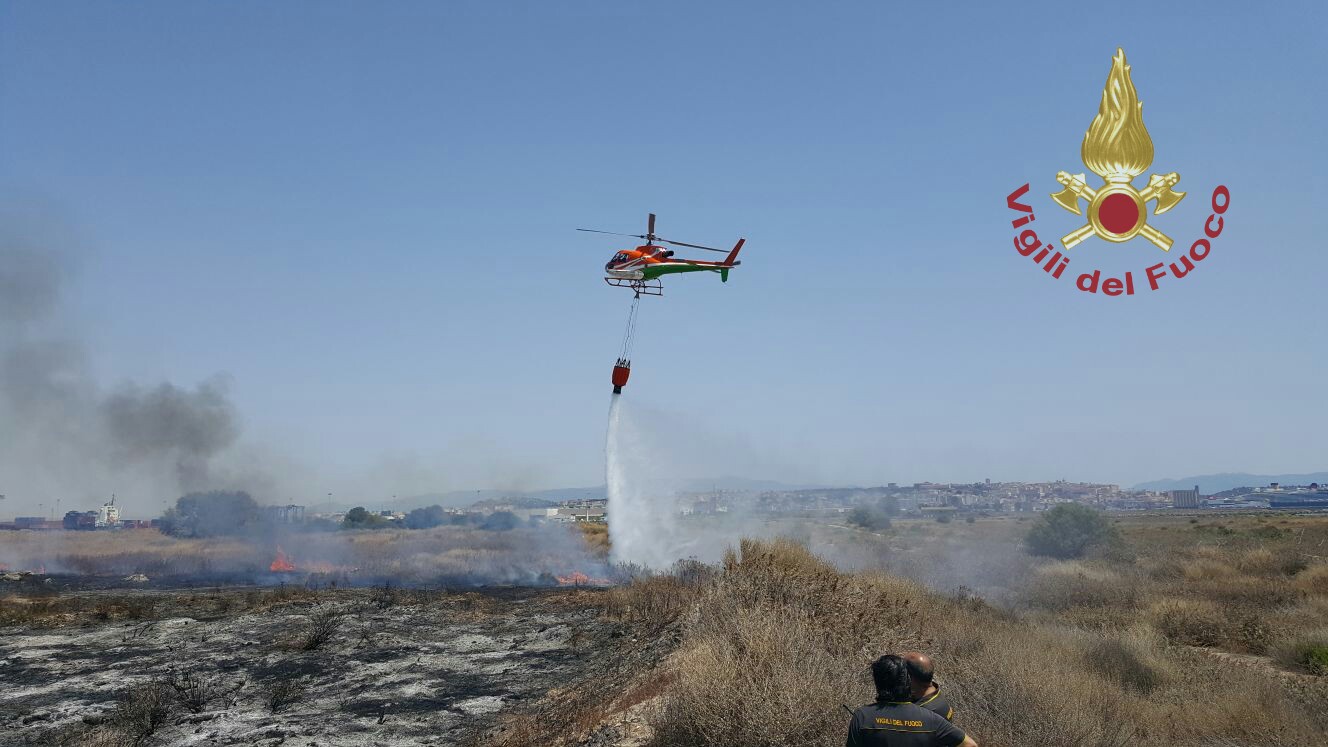 Incendio A Cagliari Le Fiamme Divorano I Terreni A Porto Canale FOTO