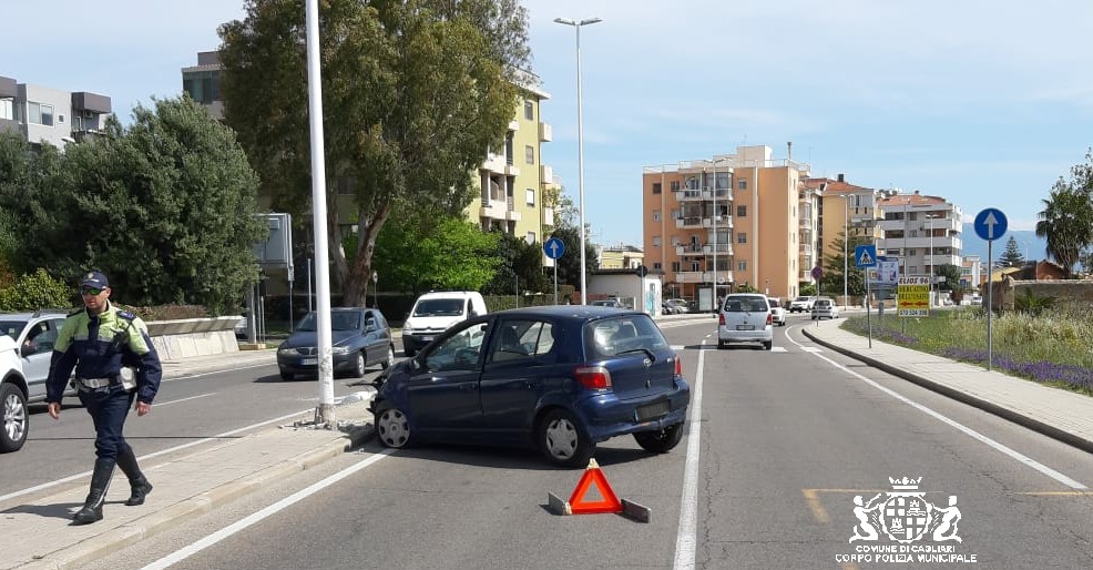 Pirri Perde Il Controllo Dell Auto E Si Schianta Contro Un Palo Donna