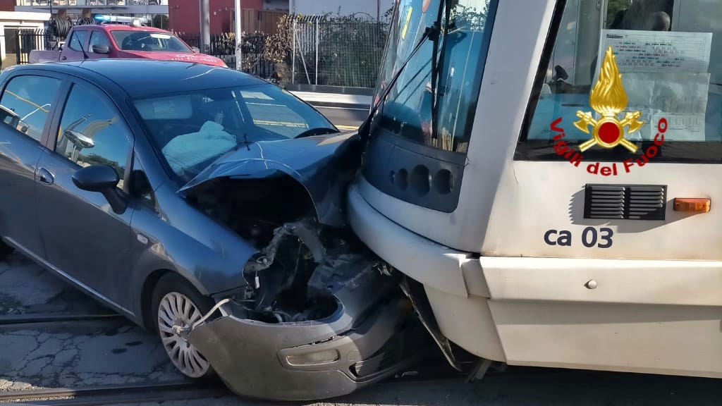 Cagliari Auto Contro La Metro In Viale Marconi Conducente Ferito