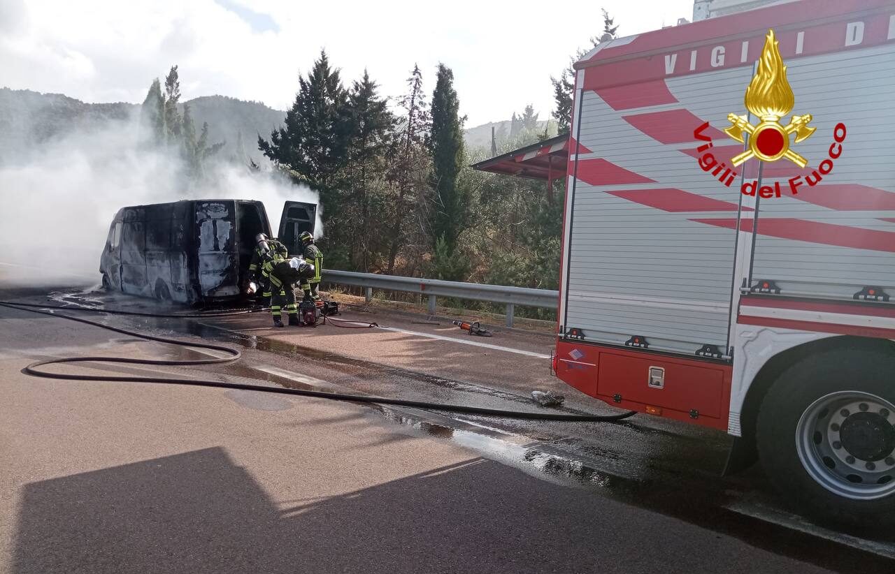 Osini Furgone Prende Fuoco In Marcia Ogliastra Vistanet