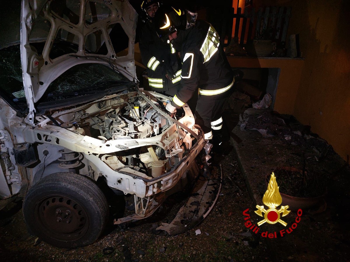 Esplosione Nella Notte A San Teodoro Distrutta Un Auto