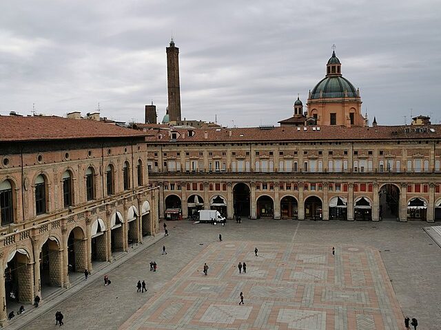 Perchè il pavimento di Piazza Maggiore si chiama “Crescentone”?