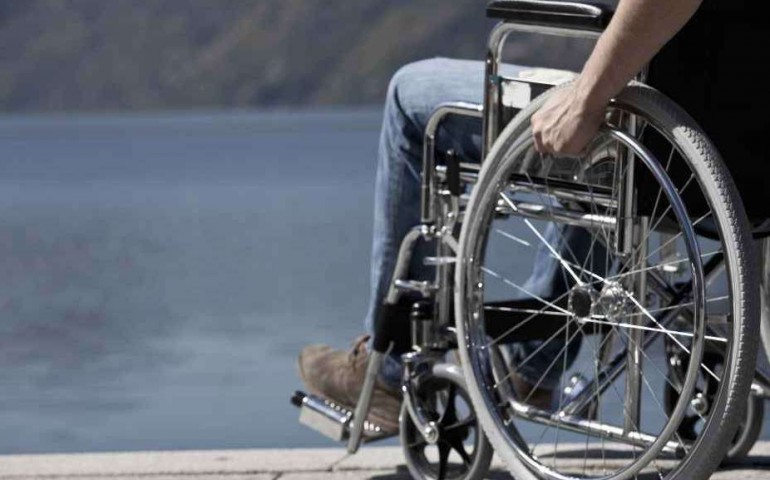 Disabile in sedia a rotelle arrestato per rapina, picchia gli agenti e ride: “sono invalido, non potete farmi nulla”