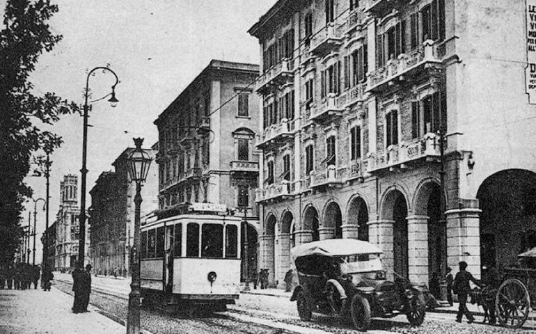 Accadde oggi. 12 luglio 1912: inaugurato il tram che collega il centro con il Poetto