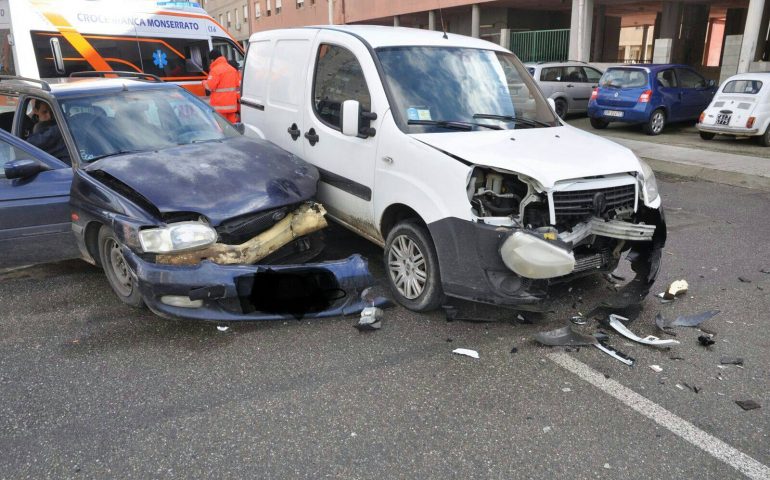 Cagliari, Ford Escort contro Fiat Doblò in via Schiavazzi, due persone ferite