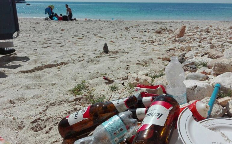 Dal Poetto a Calamosca, i rifiuti deturpano le spiagge più belle di Cagliari