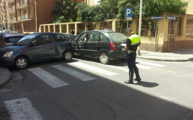 Ragazza di 26 anni ferita dopo essere stata tamponata in via Fais da un pensionato