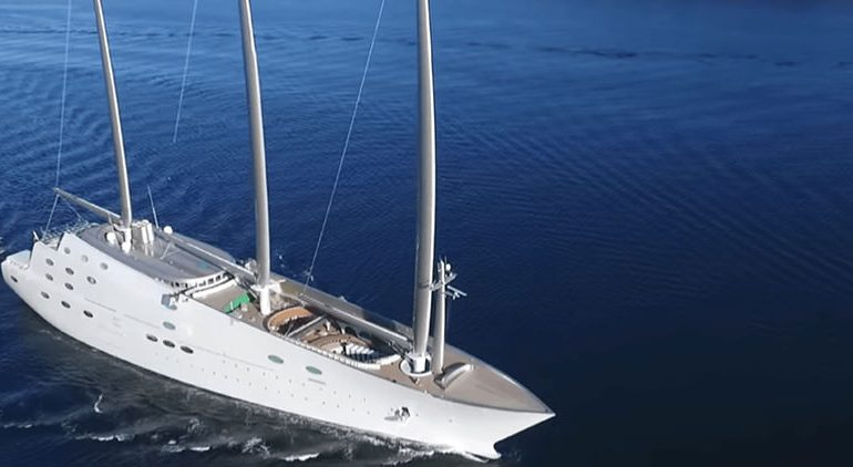 Lo yacht più grande del mondo è arrivato in Sardegna: è del magnate russo Andrey Melnichenko