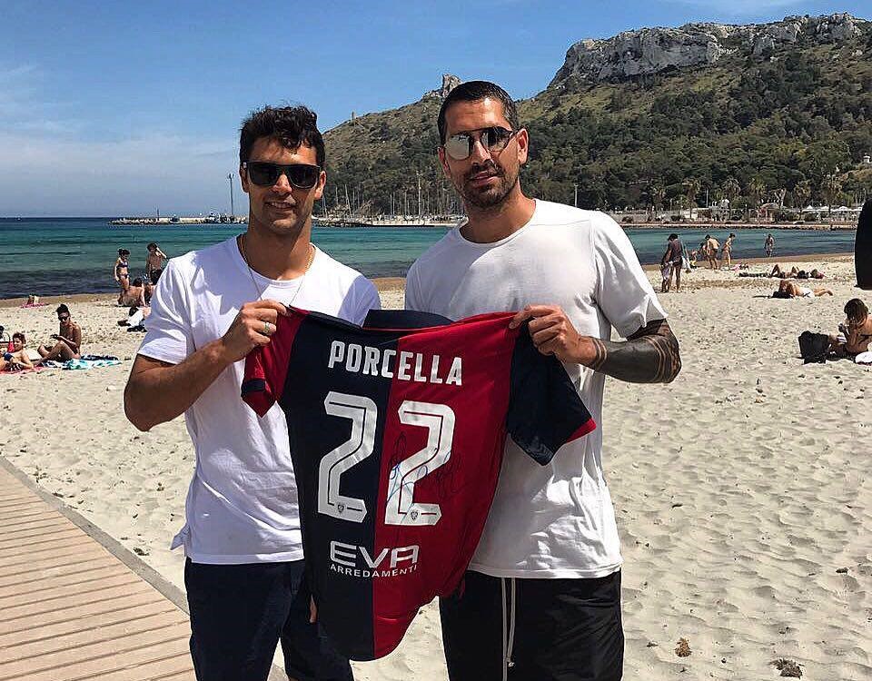 Borriello regala la maglia del Cagliari a Francisco Porcella. Due