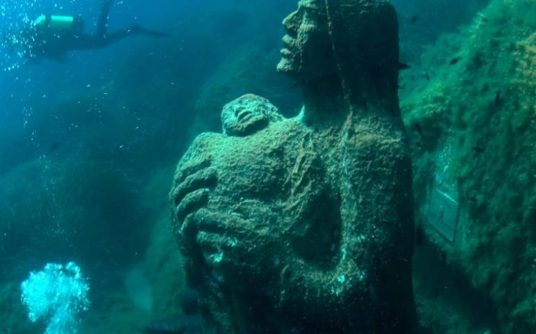 Lo sapevate? Nelle acque dell’isola dei Cavoli, a Villasimius, si trova una statua della Vergine scolpita da Pinuccio Sciola