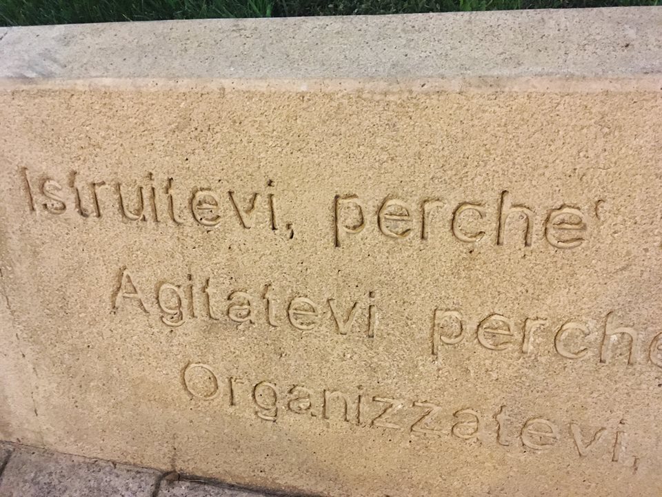 La Foto Piazza Gramsci Cagliari L Errore Nella Scritta Che Ricorda La Frase Del Pensatore Di Ales Perche E Non Perche Cagliari Vistanet