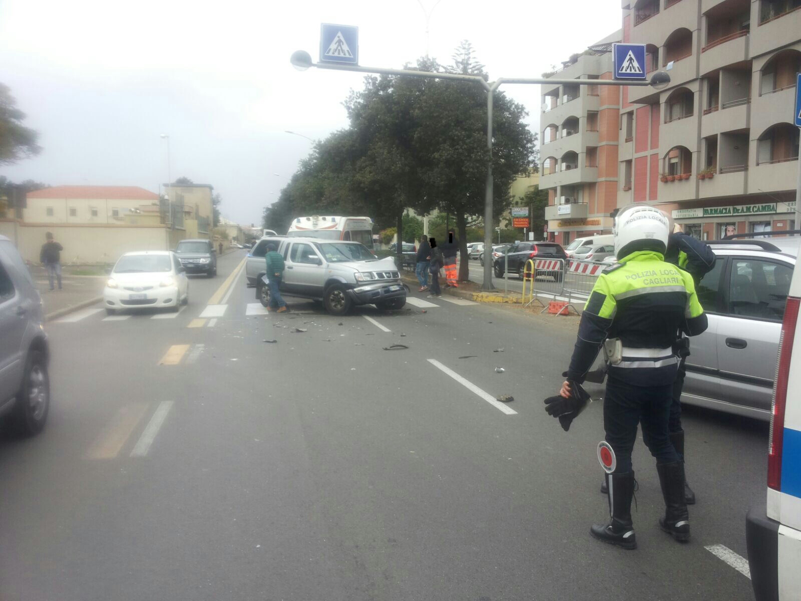 Violento Scontro Tra Due Auto In Viale Poetto: Due Persone Al Pronto ...