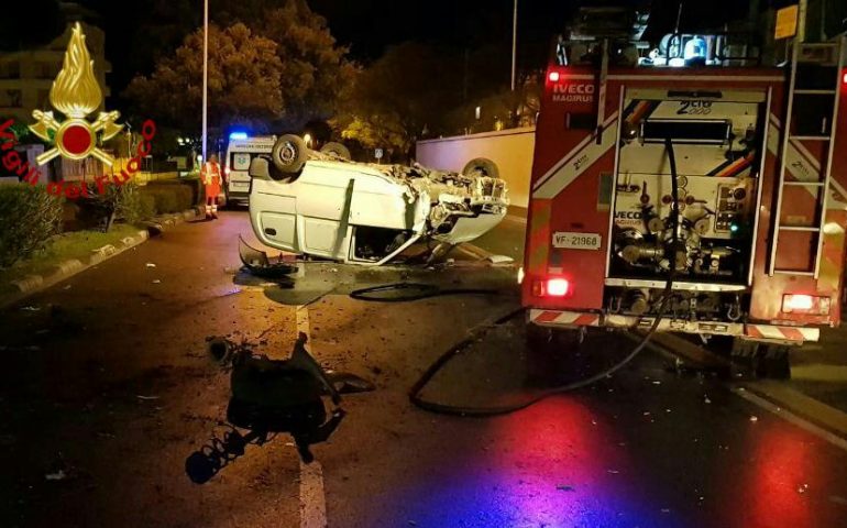 Viale Poetto: auto si ribalta di fronte alla Monfenera. Un ferito