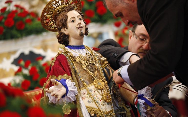 Con l’intronizzazione di Sant’Efisio è cominciata la festa numero 362. Ecco tutte le tappe