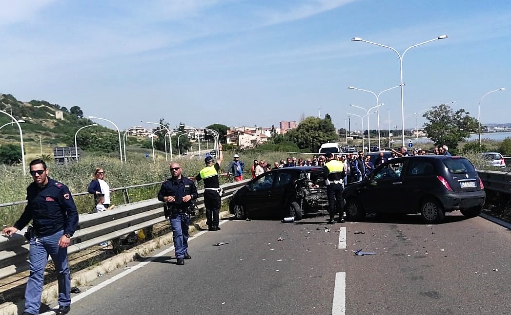 Asse Mediano Brutto Incidente Tra Due Auto Un Enne Al Pronto Soccorso Traffico In Tilt