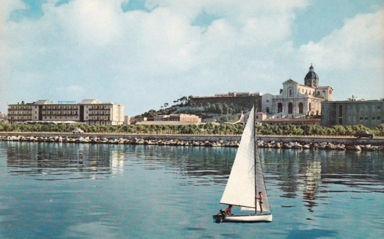 La Cagliari che non c’è più: una bella immagine a colori di Su Siccu nel 1966
