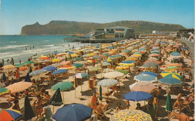 La Cagliari che non c’è più: il Poetto in una bella foto a colori nell’estate del 1975