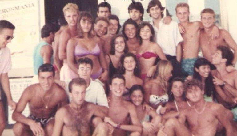 Estate, anni ’90 al Lido: Francescoli, Fonseca e Herrera e la foto con un gruppo di giovani