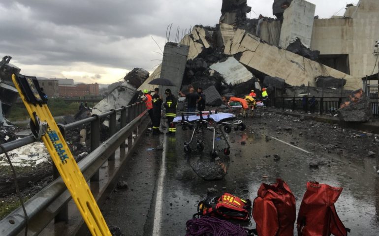 Ponte Morandi crollato a Genova - Foto Twitter Franco Faina