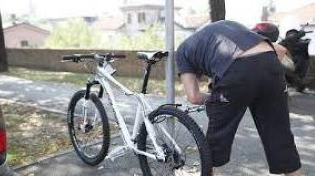 Nuoro, va in giro con la bici rubata tre mesi prima ma il legittimo proprietario lo vede. Denunciato ladro 23enne