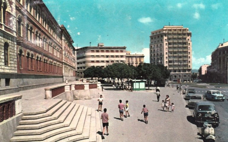 La Cagliari che non c’è più: 1965, bambini giocano in piazza Garibaldi