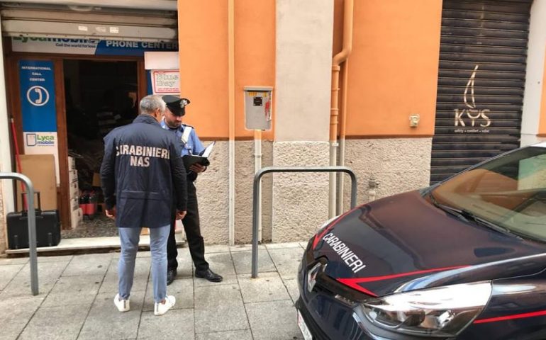 Cagliari, deposito alimentare abusivo alla Marina: cibo e bevande tra blatte ed escrementi di topo