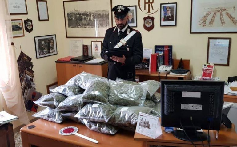 Non si fermano all’alt dei carabinieri. Dopo l’inseguimento, la scoperta: 15 kg di marjiuana nel bagagliaio