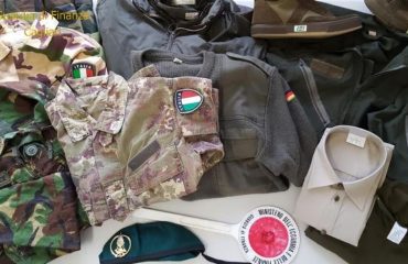 gdf sequestro abbigliamento militare