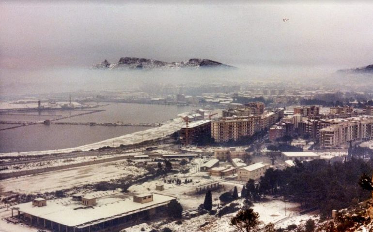 La Cagliari che non c’è più: la Sella del Diavolo e le saline innevate da Monte Urpinu il 9 gennaio 1985