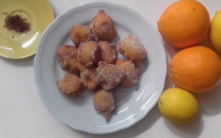 La ricetta Vistanet di oggi: tempo di frittelle, “is arrubiolus”, dolci di carnevale con ricotta e zafferano.