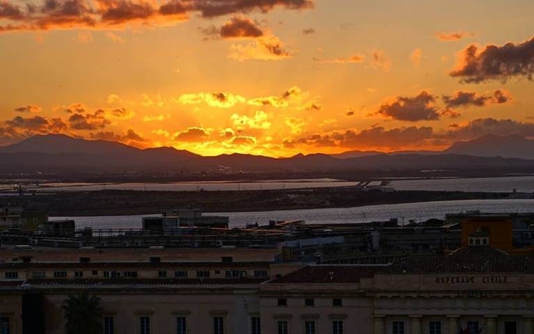 Cagliari, lo splendido tramonto su Santa Gilla in una foto di Stefano Conti