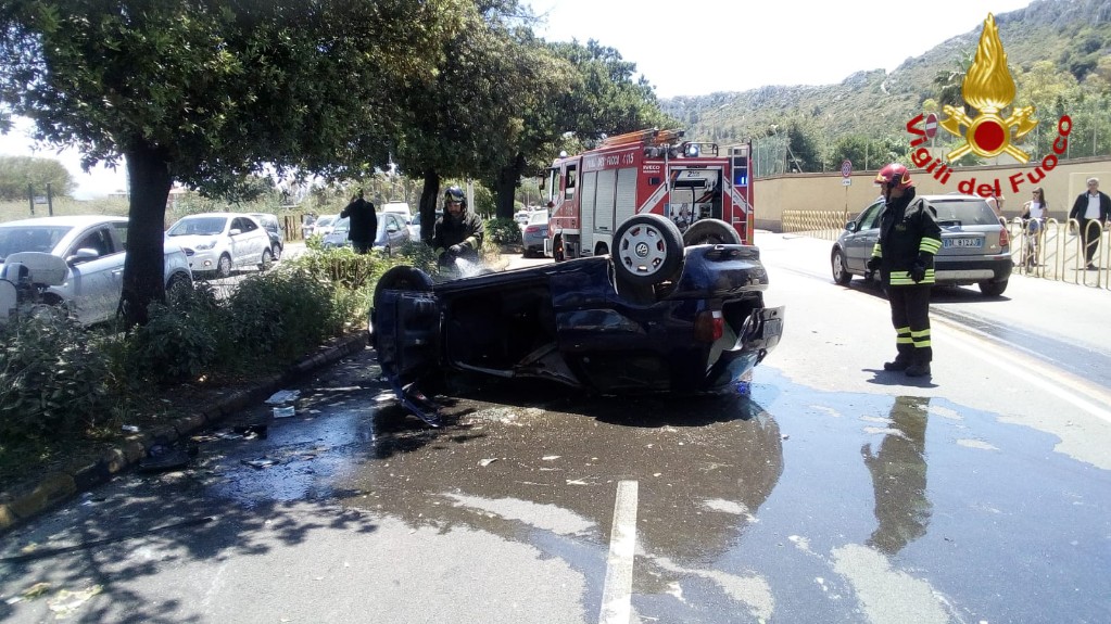 viale poetto auto si ribalta un ferito in gravi condizioni cagliari vistanet