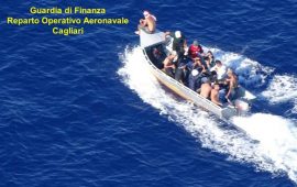 Teulada. La Guardia di finanza ferma un barchino con 13 migranti