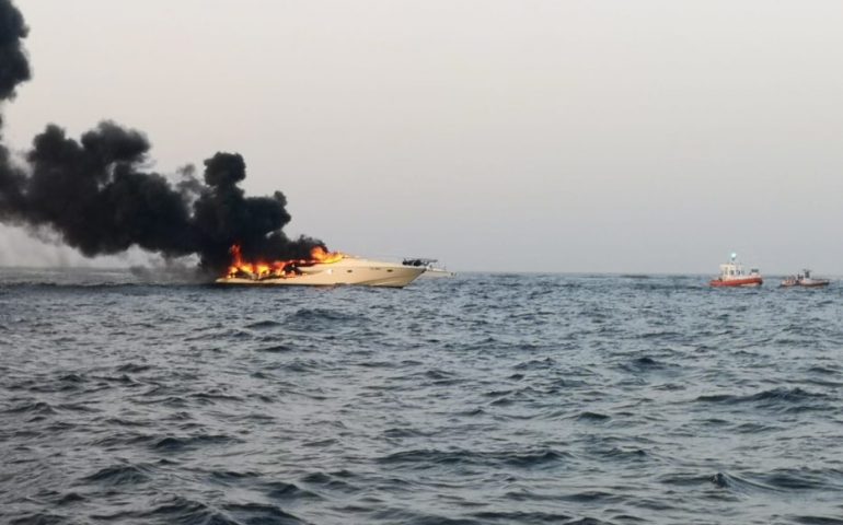 Yacht in fiamme a Porto Cervo, tutti in salvo gli 8 passeggeri soccorsi dalla Guardia Costiera