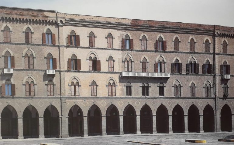 Lo sapevate? Sulla facciata di Palazzo Vivanet si vede la parte distrutta dai bombardamenti e poi ricostruita