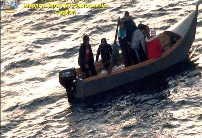 Migranti: in 51 arrivano dall'Algeria in Sardegna
