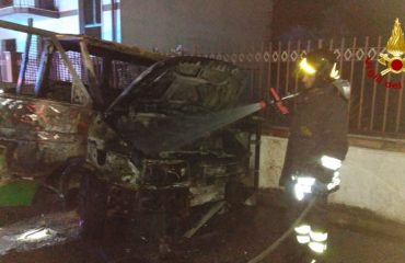 Incendio a Monserrato: furgone in fiamme