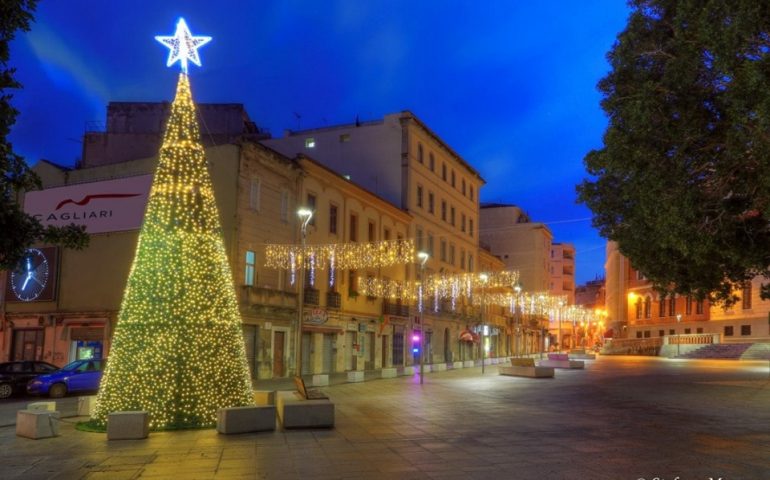 L'albero di Natale in piazza Garibaldi a Cagliari in uno scatto prima dell'alba realizzato da Stefano Marrocu