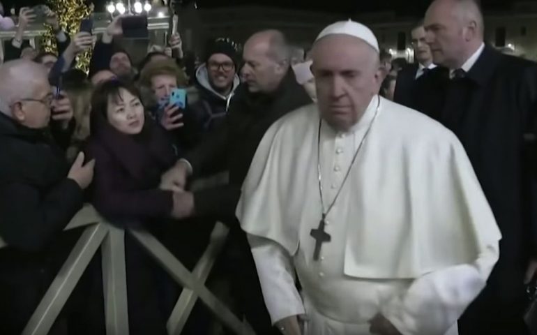 Papa Francesco strattonato da fedele