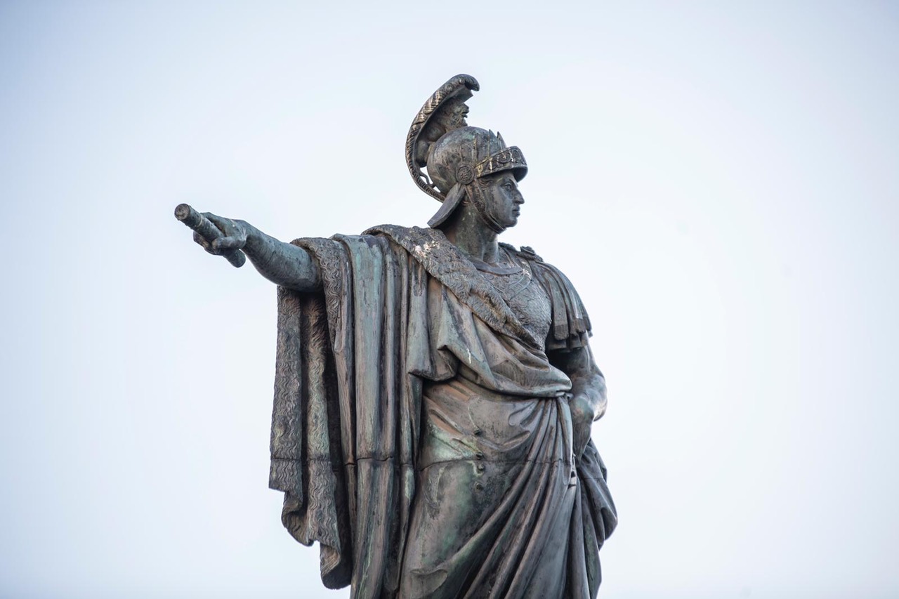 In scena “Processo alla Statua di Carlo Felice”, per riflettere sulla
