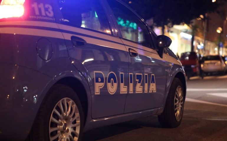 Cagliari, calci e pugni a un passante per rubargli il telefono: arrestati