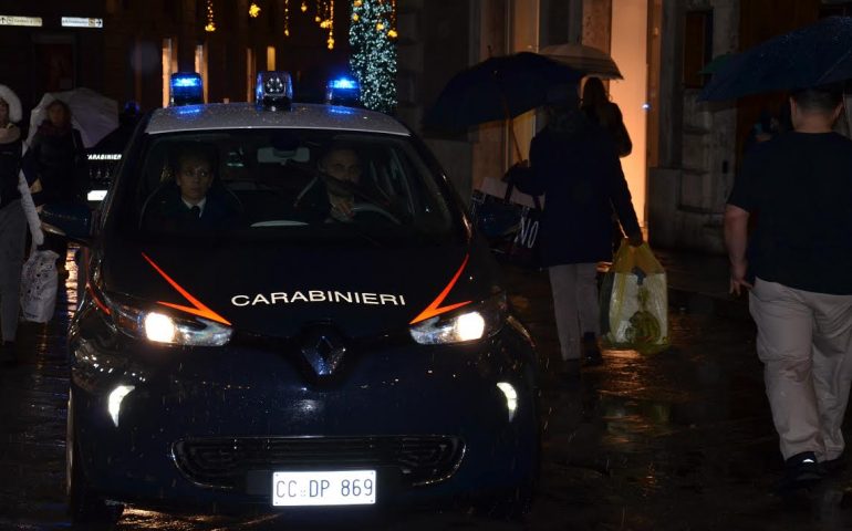 Cagliari, in giro in piena notte con due coltelli: fermata una barista 25enne