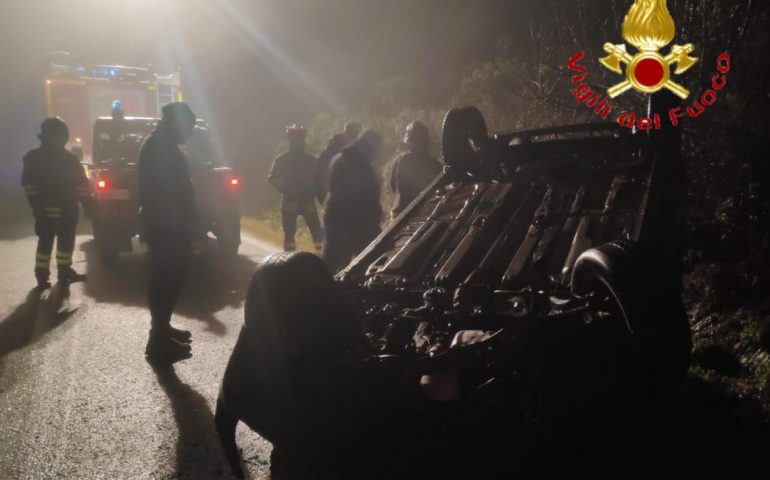Incidente stradale in Sardegna, auto si ribalta sulla carreggiata: pronto intervento del personale di soccorso