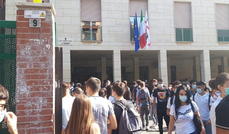Scuola, tra oggi e domani in Sardegna la prima campanella: quasi 200mila studenti e docenti col green pass