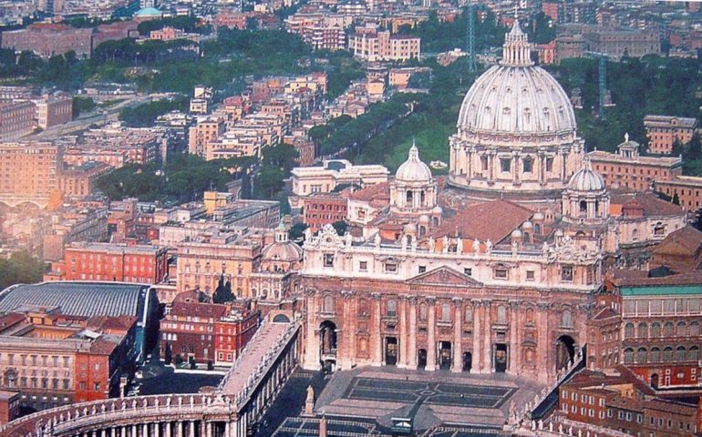 Pedofilia, dalla Chiesa maxi risarcimento per una vittima australiana: oltre un milione di dollari