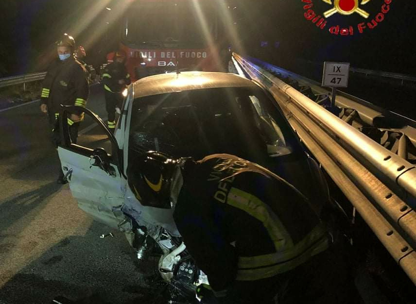 Incidente Nella Notte Sulla 131, Auto Sbanda E Finisce Contro Guard ...