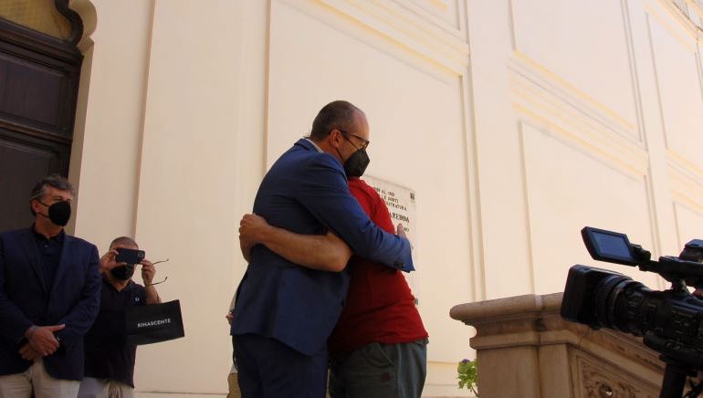 Cagliari, dopo tanta paura la bellezza di un abbraccio: a Palazzo Civico il bellissimo incontro fra il sindaco Truzzu e il rider Alessandro Ghiani