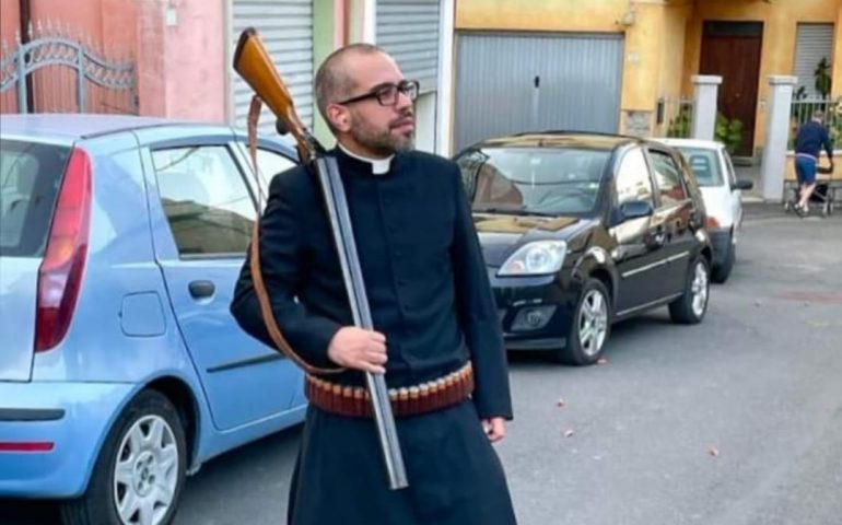 Sardegna, la foto del parroco con il fucile crea polemica sui social. Don Luca: “Va contestualizzata”