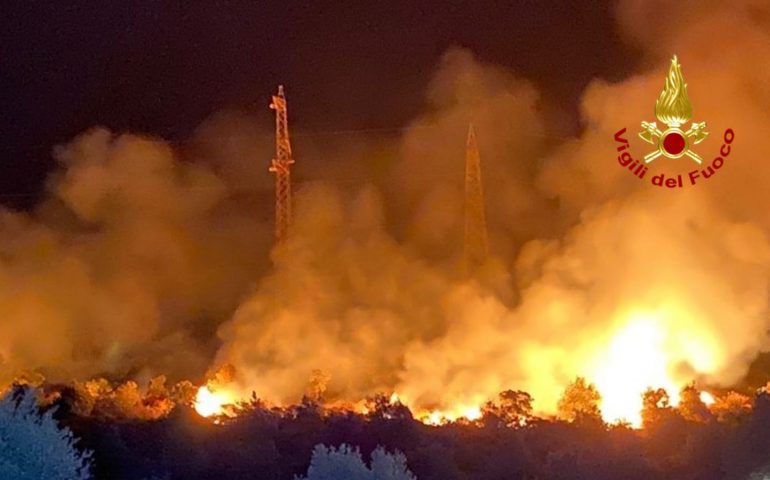 (VIDEO) Inferno di fuoco nella notte a Mandas: bruciano due colline, la fiamme lambiscono le case
