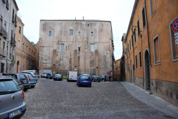 A Cagliari in Castello c’è un palazzo con una grande scritta firmata da Mussolini